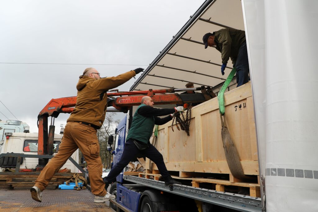 Delivering a vacuum lining table donated by Willard Conservation Ltd to the National Centre for Restoration and Research of Ukraine, April 2023